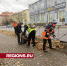Тротуары и газоны на площади Революции очистили от опавшей листвы - Regions.Ru