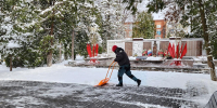 В парке «Фабричный» в Дедовске убрали снег с дорожек и площадок - Regions.Ru