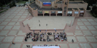 Огромный триколор растянули у «Мира» - Regions.Ru