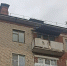 Огромный лист железа, оторвавшийся от балкона, угрожает прохожим в центре Истры - Истра.РФ