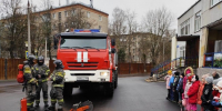 Урок безопасности в Дедовске: как пожарные покорили сердца воспитанников детского сада №2 «Радуга» - Regions.Ru