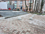 Парковку вблизи памятника ВОВ ограничили бетонными полусферами
