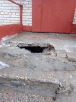 На входе в подъезд многоквартирного дома в Дедовске образовалась дыра