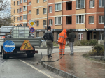 Накануне субботника в Истре моют тротуары