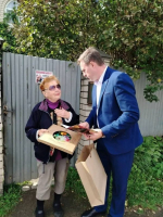 Жостовский поднос, открытка от Президента и тёплые слова — такой подарок ждёт юбиляров м.о. Истра
